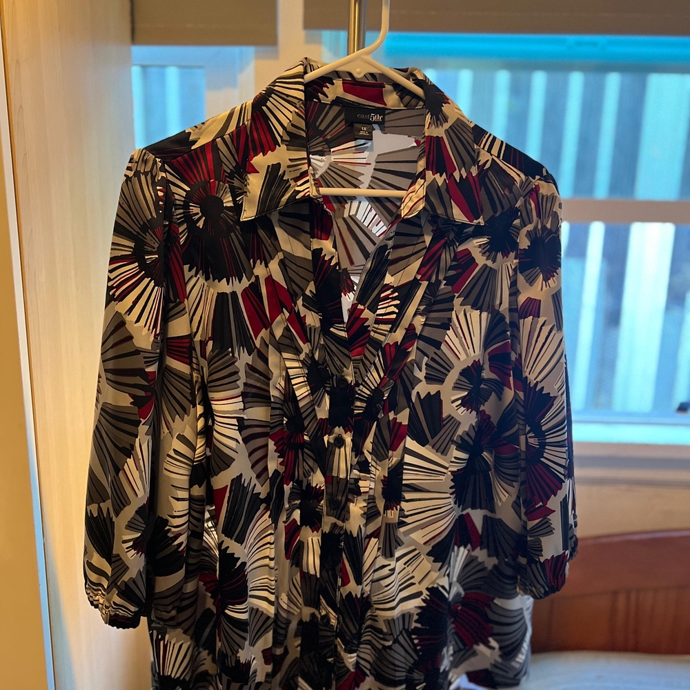 East 5th Black, White & Red Floral-Print Button-Down Blouse